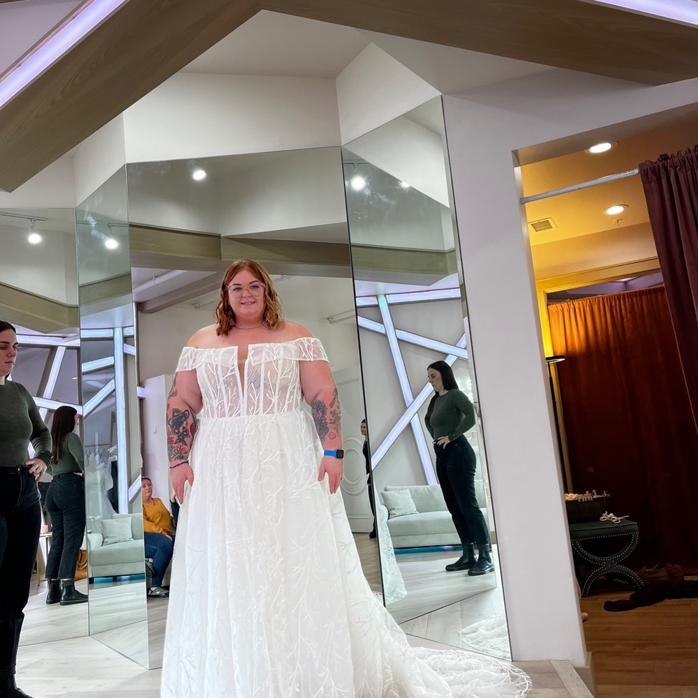 Elegant White Lace Wedding Dress